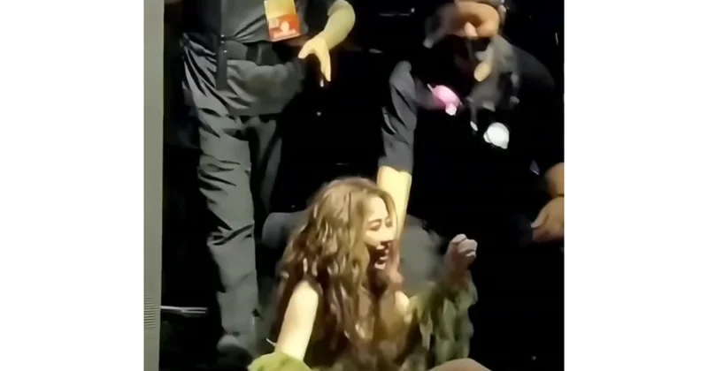 Çinli müğənni konsertdə səhnədən yıxıldı (Video)