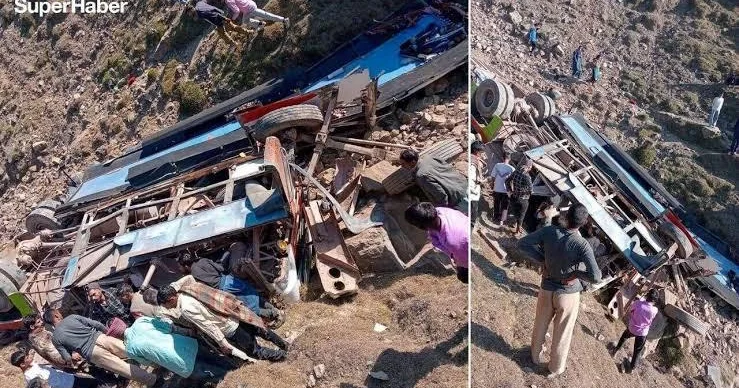 Pakistanda sərnişin avtobusu aşıb 10 ölü, 32 yaralı