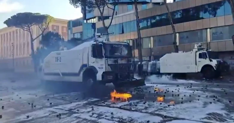 Беспорядки в Албании переросли в уличные бои ВИДЕО