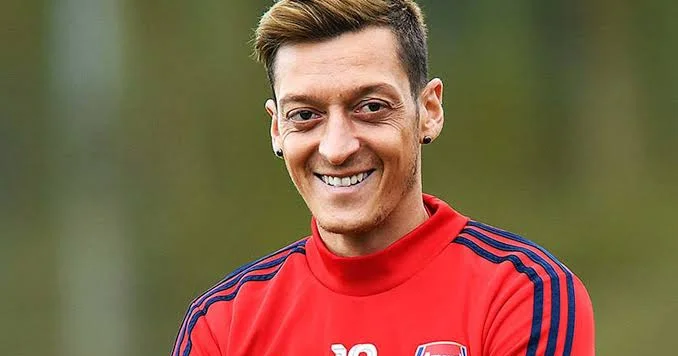 Özildən FIFA ya ikili standart ittihamı