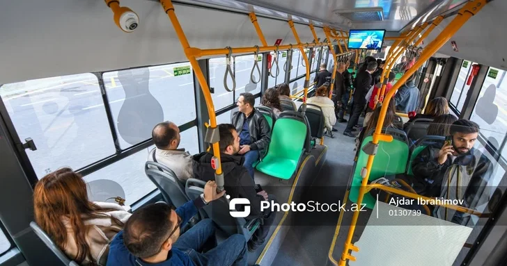 В Баку водитель одного из автобусов прекратил движение после конфликта с пассажиром