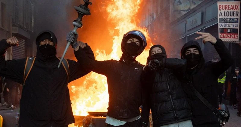 Число задержанных после беспорядков во Франции достигло 2,7 тыс.