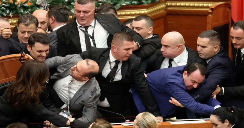 Албанские депутаты подрались во время заседания парламента ВИДЕО