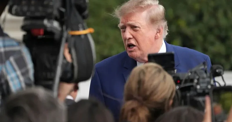 Donald Tramp jurnalistə: Sən axmaqsan, CNN də işləyirsən