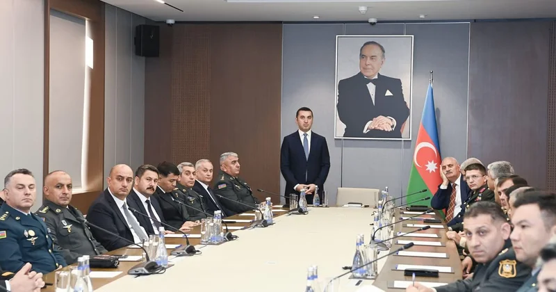 XİN də “Strateji araşdırmalar və dövlət müdafiəsini idarəetmə akademik kursu”nun iştirakçıları ilə görüş keçirilib