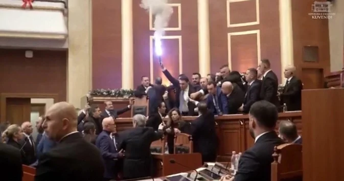 Заседание парламента Албании закончилось потасовкой ВИДЕО