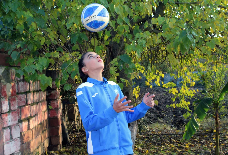 Peşəkar futbolda ilk addımlarını atan 12 yaşlı Zeynəbin atası: Gecələr gizlicə məşq etdiyini sonradan bildim FOTO AZƏRTAC