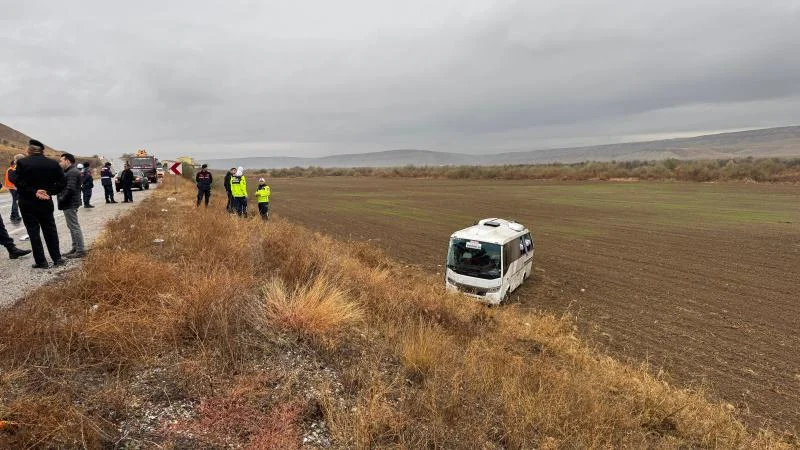 Sərnişin avtobusu aşdı, çoxlu sayda yaralı var