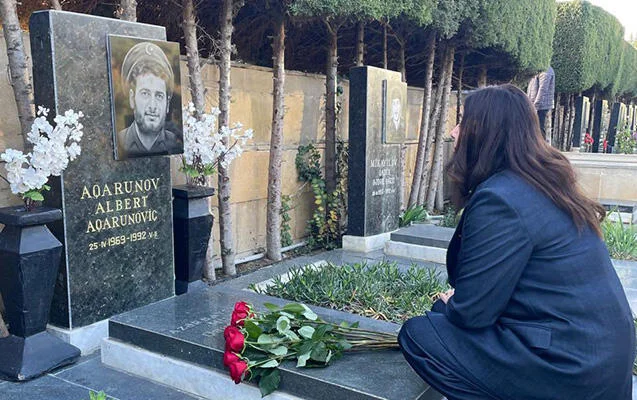 İsrailli nazir Bakıda Aqarunovun məzarını ziyarət etdi Foto