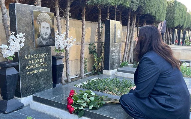 İsrailli nazir Bakıda Aqarunovun məzarını ziyarət etdi FOTO