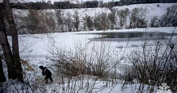 İki uşaq buzun altına yıxılıblar...