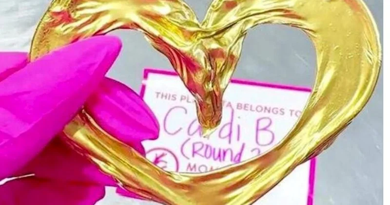 Məşhur müğənni uşağının göbək bağından bunu etdi