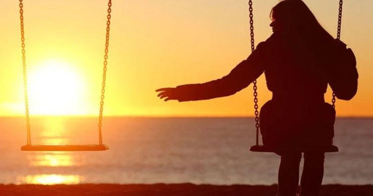 Tək yaşamaq TRENDİ İnsanlar münasibətdə niyə QAÇIRLAR?