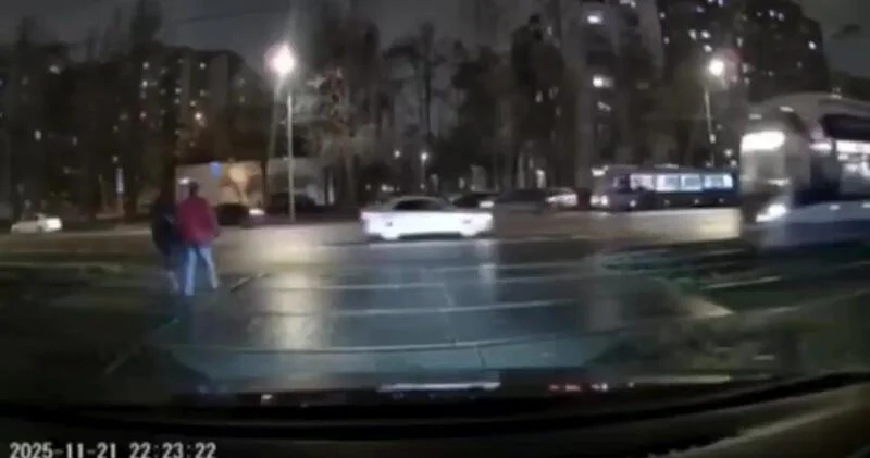 Трамвай сбил двоих пешеходов в Москве ВИДЕО