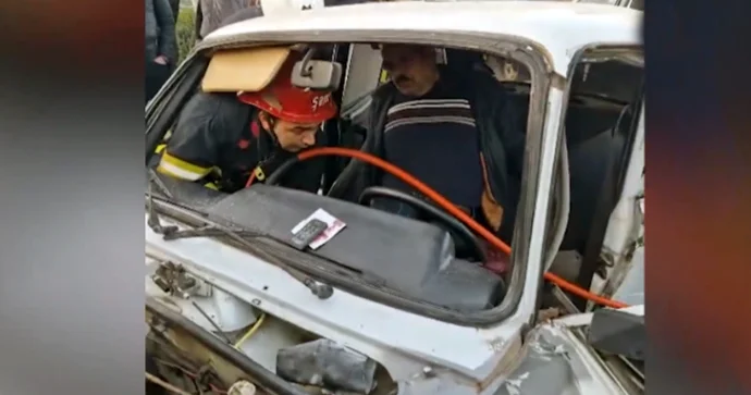 “07”də sıxılı vəziyyətdə qalan sürücü belə xilas edildi VİDEO