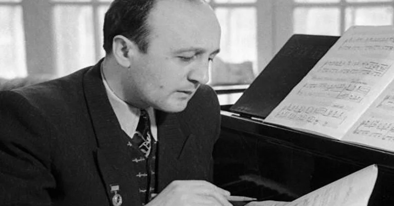 Sinəmdə bülbül kimi dilə gəlir ürəyim... Günün mahnısı