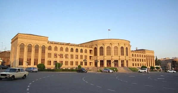 Türk bloger gümrüdə: Ermənilər gəldi, türkləri qovdular Video