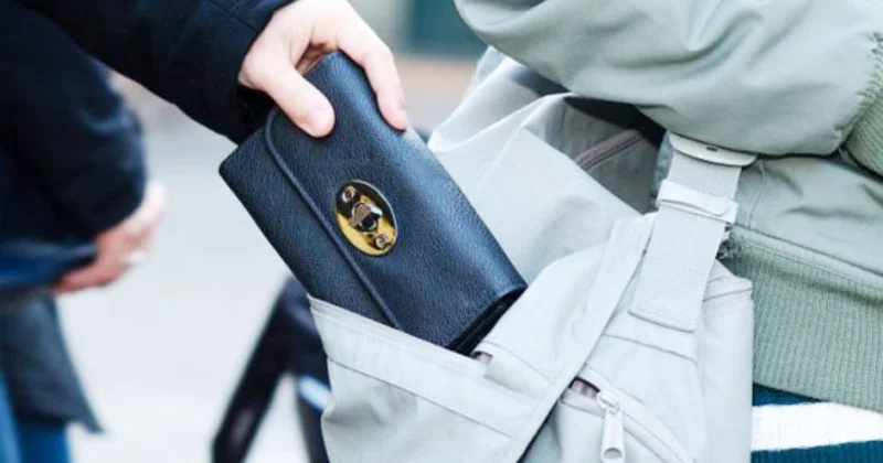 Alış verişə və restorana gedənərin çantalarını oğurladılar