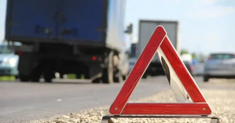 Şəmkirdə iki avtomobil toqquşub, 3 nəfər xəsarət alıb