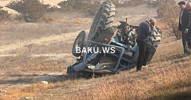 Bakı Qazax yolunda traktorla maşın toqquşdu Traktor aşdı