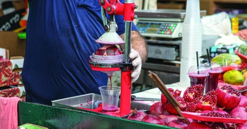 Küçədə satılan nar şirəsi zəhərlənməyə səbəb ola bilər