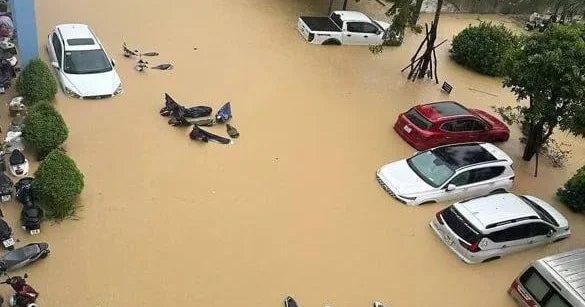 Сильнейшие ливни подтопили десятки тысяч домов во Вьетнаме ФОТО ВИДЕО