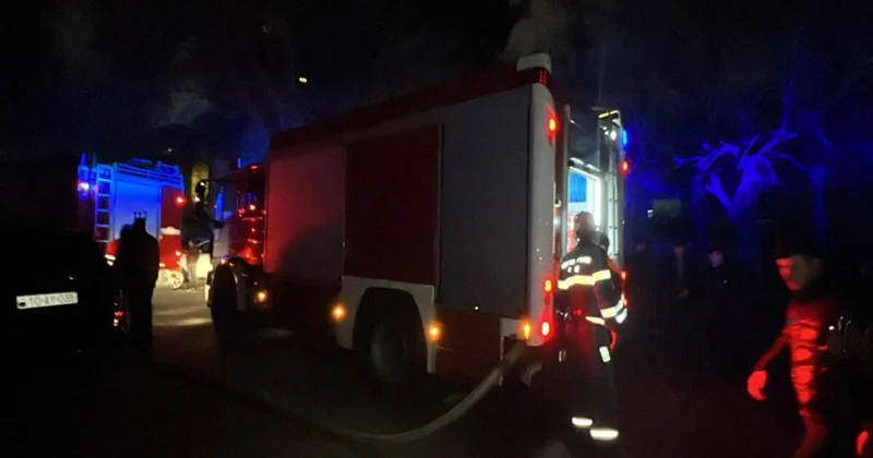 Последние кадры с места сильного пожара в жилом здании в Ясамале ВИДЕО