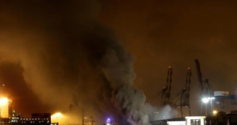 Los Anceles limanında konteyner gəmisində böyük yanğın baş verib