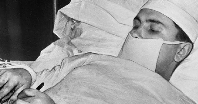 Bir güzgü ilə özü özünü əməliyyat edən HƏKİM FOTO