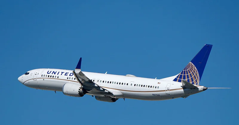 Boeing 737 ABŞ üzərində 11 km yüksəklikdə hava şarı ilə toqquşub