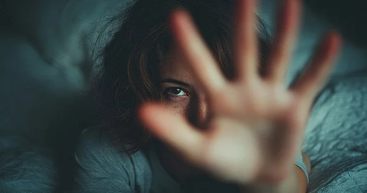 Стокгольмский синдром в четырех стенах: почему общество по прежнему обвиняет жертв? Мнение психолога