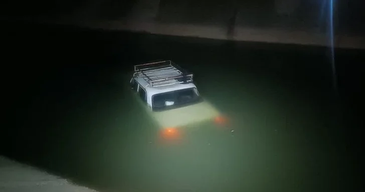 В Товузе машина вышла из под управления и упала в канал