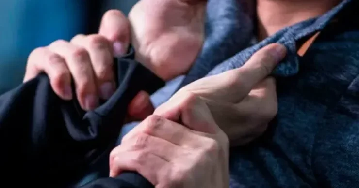 Bakıda kişini evinin qabağında döyüb pulunu aldılar