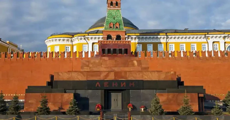 “Allahsız Moskvanın mərkəzində nə edir?” Lenin mavzoleydən çıxarılır?