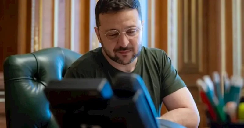 Zelenski Tusku Avropa və ABŞ ilə aparılan danışıqlar barədə məlumatlandırıb