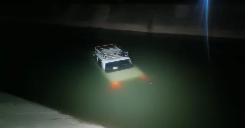 Tovuzda avtomobil su kanalına düşüb