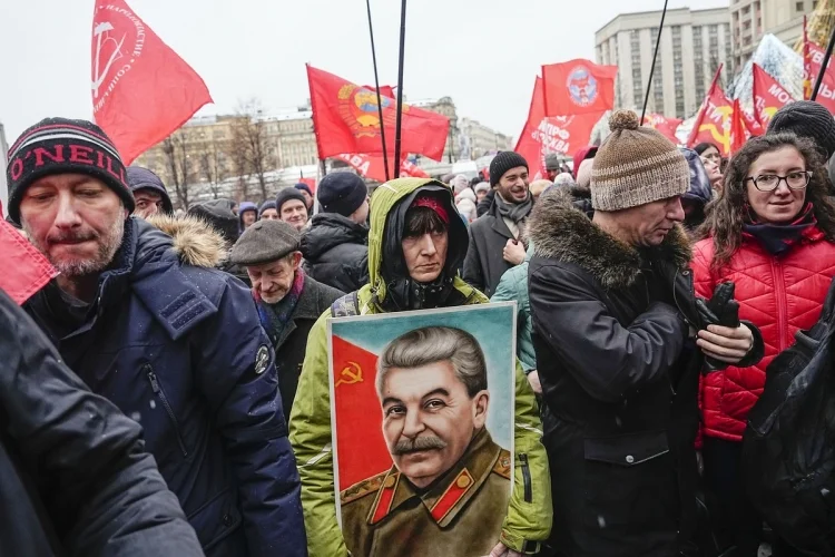 “Möhkəm əl” axtarışı: doğrudanmı ruslar əli qanlı Stalinə pərəstiş edirlər?