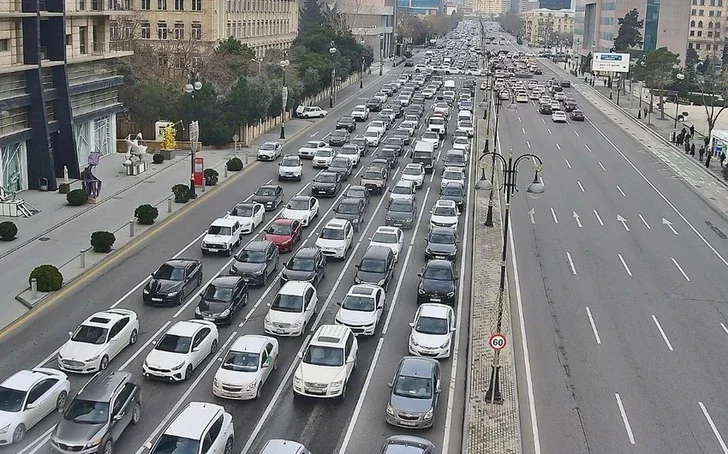 В Баку на ряде улиц и проспектов образовались пробки Новости Азербайджана