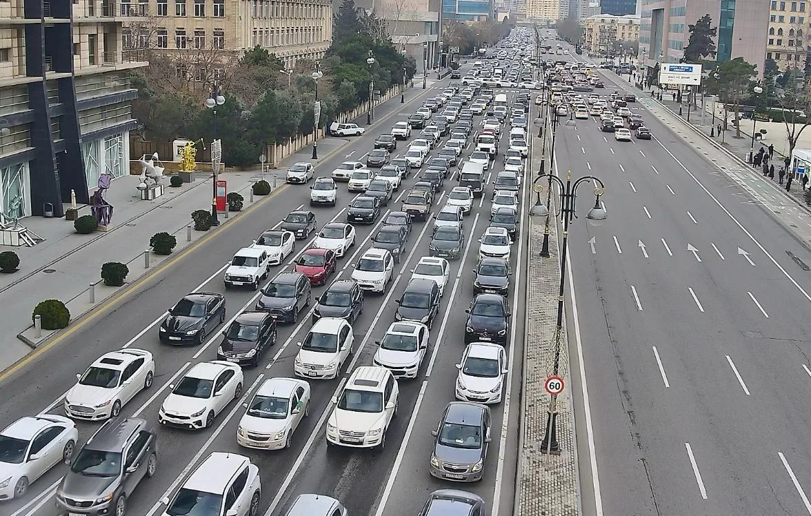 NİİM: Bakıda bəzi yollarda sıxlıq müşahidə edilir FOTO