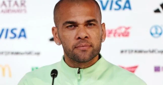 Dani Alveş Portuqaliya klubunu alır