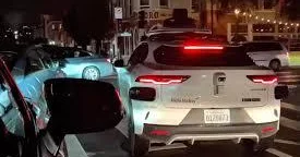 Waymo восстановила работу роботакси после суточного простоя ВИДЕО