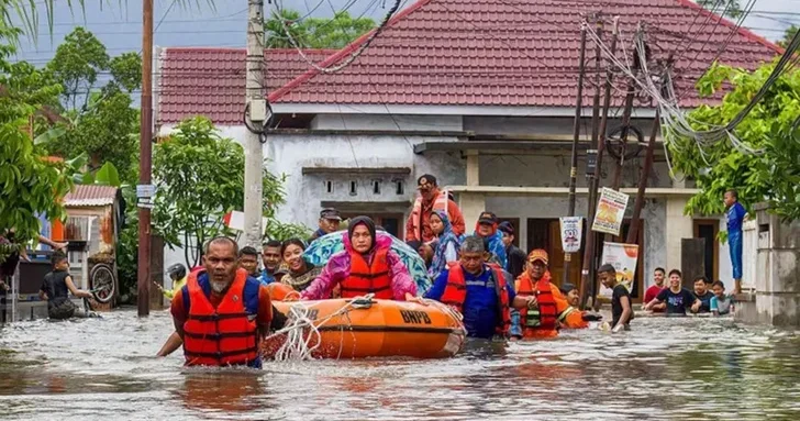 Сильные наводнения на Суматре унесли жизни более 1,1 тыс. человек, сотни пропали без вести