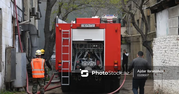 Короткое замыкание привело к пожару в Баку, есть погибший