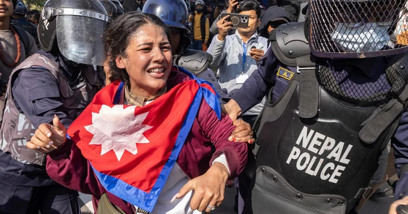 Непал все еще кипит объектив