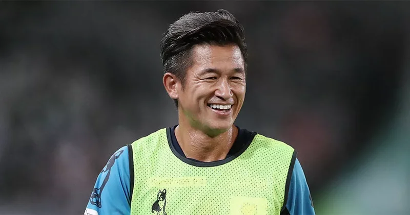 Японский футболист Кадзуёси Миура в возрасте 58 лет продлил карьеру