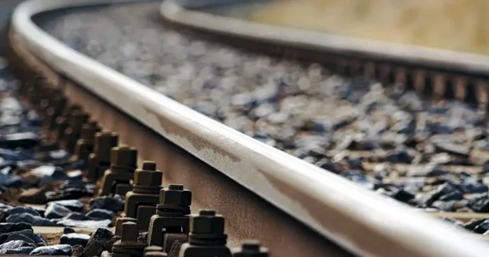 Qatarlar toqquşdu yük vaqonları relsdən çıxdı