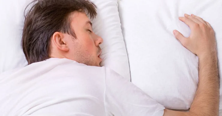 Qarnın üzərində yatmaq kimlər üçün təhlükəlidir?