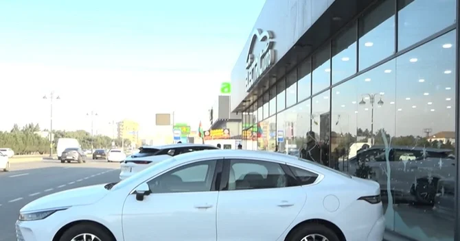 Avtosalon səkini zəbt etdi: Yolu keçə, mağazaya gedə bilmirik