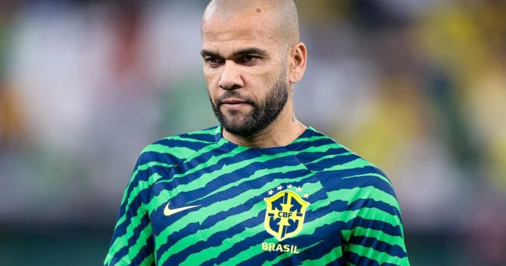 Dani Alveş peşəkar futbola qayıdır