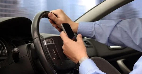 Avtomobil idarə edərkən “qırmızı işıq”da telefondan istifadə etmək olar?